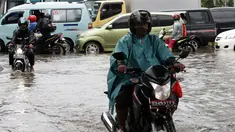 Sejumlah kendaraan bermotor nekat melintasi Jalan Matraman, Jakarta,  yang digenangi air, Sabtu (27/12/2014). (Liputan6.com/Miftahul Hayat)