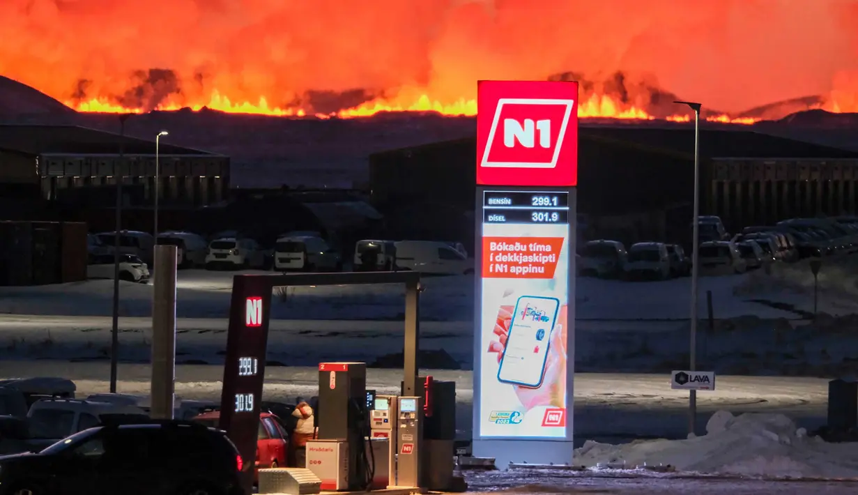 Gunung berapi yang terletak di semenanjung Reykjanes, Islandia, kembali meletus pada Kamis (8/2/2024). (Kristinn Magnusson/AFP/Islandia out)