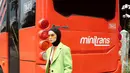 Kunci untuk terlihat bold saat mengenakan outfit yang semarak adalah percaya diri. Kerennya Tantri Namirah saat memadukan dress bercorak garis-garis vertical bernuansa oranye-kecokelatan, dengan oversized blazer hijau, dan high boots biru mint, serta tas tangan hitam bercorak zebra. [Foto: Instagram/tantrinamirah]