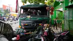 Polisi mencoba memindahkan truk setelah kecelakaan lalu lintas di Bekasi, Indonesia, Rabu (31/8/2022). Sebanyak 10 orang dilaporkan meninggal dunia dalam kecelakaan maut tersebut. (AP Photo/Achmad Ibrahim)