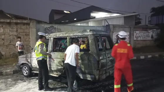 Kijang Terbakar di Depan SPBU Tangerang Selatan