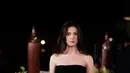 Aktris asal Prancis Anamaria Vartolomei memakai dress lace hitam koleksi Spring Summer 2022