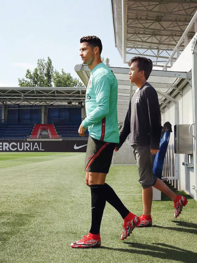 Bak Rekan Setim, 9 Editan Foto Bareng Pesepak Bola Top Dunia Ini Kocak