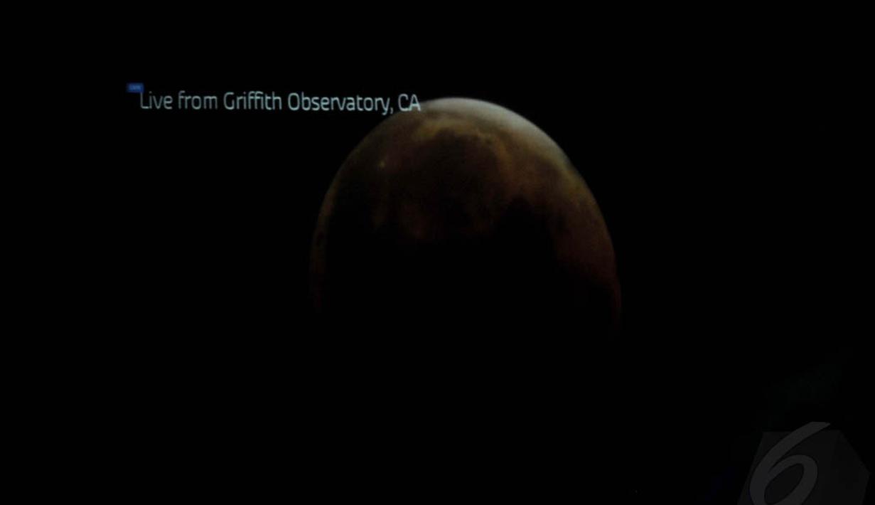 Fenomena alam “Blood Moon” yang berlangsung malam ini merupakan hasil pembiasan dari sinar matahari, Jakarta, (8/10/14).(Liputan6.com/Johan Tallo) 