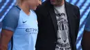 Pep Guardiola berbincang dengan pemain wanita Manchester City Football Club, Izzy Christiansen saat perkenalan dirinya sebagai pelatih di City Football Academy, Manchester, (3/7/2016). (AFP/Oli Scarf)