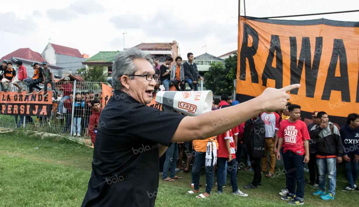 "Gw tahu semua udah pada kangen mau nonton Persija, makanya harus tertib biar pertandingan bisa terlaksana", seru Bung Ferry dengan antusias. (Bola.com/Vitalis Yogi Trisna)