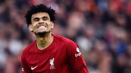 Reaksi kecewa pemain Liverpool, Luis Diaz setelah gagal mencetak gol ke gawang Fulham pada laga lanjutan Liga Inggris 2022/2023 di Anfield, Liverpool, 3 Mei 2023. Diaz sempat absen tak lama setelah kompetisi musim 2022/2023 bergulir. Ia mengalami cedera pada lututnya saat melawan Arsenal. Pria berkebasngaan Kolombia tersebut baru kembali bermain pada bulan April 2023 dan belum mampu menunjukkan performa terbaiknya. (AFP/Paul Ellis)
