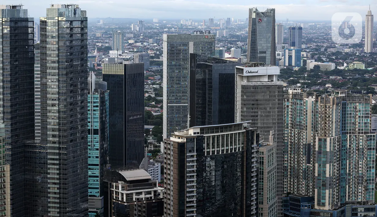 Lanskap permukiman penduduk dan gedung bertingkat di Jakarta, Minggu (28/11/2021). Direktur Perumahan dan Permukiman Kementerian PPN/Bappenas Tri Dewi Virgiyanti mengatakan tren penduduk yang tinggal di perkotaan diproyeksikan terus mengalami peningkatan. (Liputan6.com/Johan Tallo)