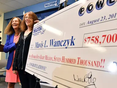 Seorang wanita bernama Mavis Wanczyk berdiri didekat plang kemenangannya saat konferensi pers di Braintree, AS (24/8). Mavis Wanczyk memenangkan hadiah lotre Powerball sebesar 758 juta dolar AS atau hampir Rp 10 triliun. (AP Photo/Steven Senne)