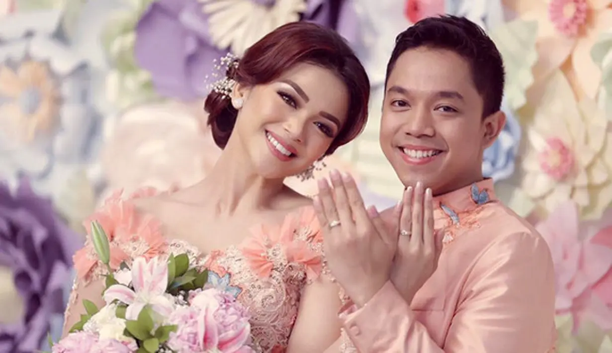 "Kita mengenal tidak berjabat tangan, bahkan tak pernah sekalipun bertatap muka, tapi Allah lah yg menggerakan hati ku dan juga hati surya hingga saat ini," lanjut pemeran dalam sinetron Hikmah 3 itu. (Instagram/shezaidris)