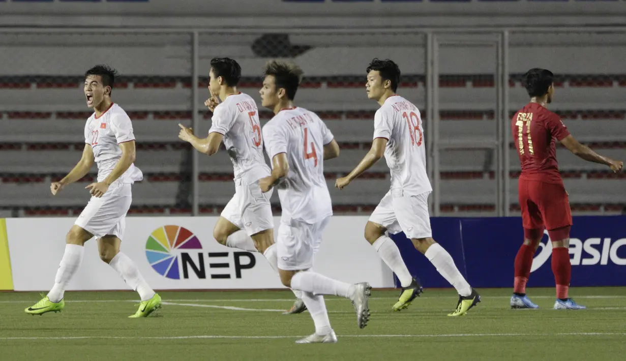 Para pemain Vietnam U-22 merayakan gol yang dicetak Doan Van Hau ke gawang Timnas Indonesia U-22 pada laga final SEA Games 2019 di Stadion Rizal Memorial, Manila, Selasa (10/12). Indonesia kalah 0-3 dari Vietnam. (Bola.com/M Iqbal Ichsan)