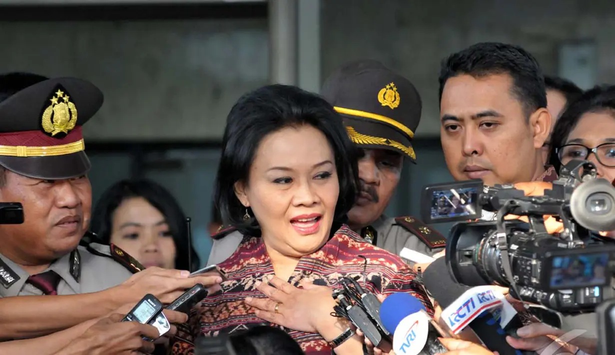 Istri Jero Wacik, Triesnawati Jero Wacik memenuhi panggilan KPK, Jakarta, Selasa (16/9/2014) (Liputan6.com/Panji Diksana)