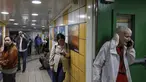 Warga sipil berlindung di stasiun bawah tanah di Haifa pada Minggu 1 Maret 2026, di tengah kekhawatiran akan serangan Iran. Sirene serangan udara bergema di seluruh penjuru negeri Israel, termasuk di kota-kota besar seperti Tel Aviv, Yerusalem, Haifa, dan Beer Sheva. (Jalaa MAREY/AFP)