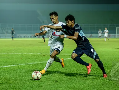 Persela Lamongan bermain imbang 0-0 lawan Mitra Kukar di Laga SCM Cup 2015, Stadion Kanjuruhan, Malang, Kamis (22/1/2015). (Liputan6.com/Faizal Fanani)