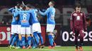 Para pemain Napoli merayakan gol yang dicetak oleh Kalidou Koulibaly ke gawang Torino pada laga Serie A di Stadion Olimpico Grande Torino, Sabtu (16/12/2017). Napoli menang 3-1 atas Torino. (AP/Alessandro Di Marco)