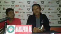 Pelatih Martapura FC Frans Sinatra (kanan). (Liputan6.com/Mohamad Fahrul)