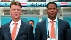 Pelatih kepala Timnas Belanda, Louis van Gaal (kiri) bersama asistennya Patrick Kluivert saat laga perempat final Piala Dunia 2014 melawan Kosta Rika di Fonte Nova Arena, Salvador, 5 Juli 2014. (AFP/Damien Meyer)