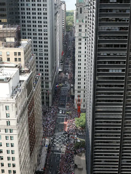 Pemandangan parade kemanangan timnas sepak bola wanita Amerika Serikat (AS) usai menjuarai Piala Dunia Wanita 2019 di New York, AS, Rabu (10/7/2019). AS menjuarai Piala Dunia Wanita 2019 usai mengalahkan Belanda di final. (Michael Heiman/Getty Images/AFP)