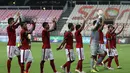Pemain Indonesia U-23 membalas sambutan dari suporter Indonesia setelah bertanding melawan Kamboja U-23. (Bola.com/Arief Bagus)