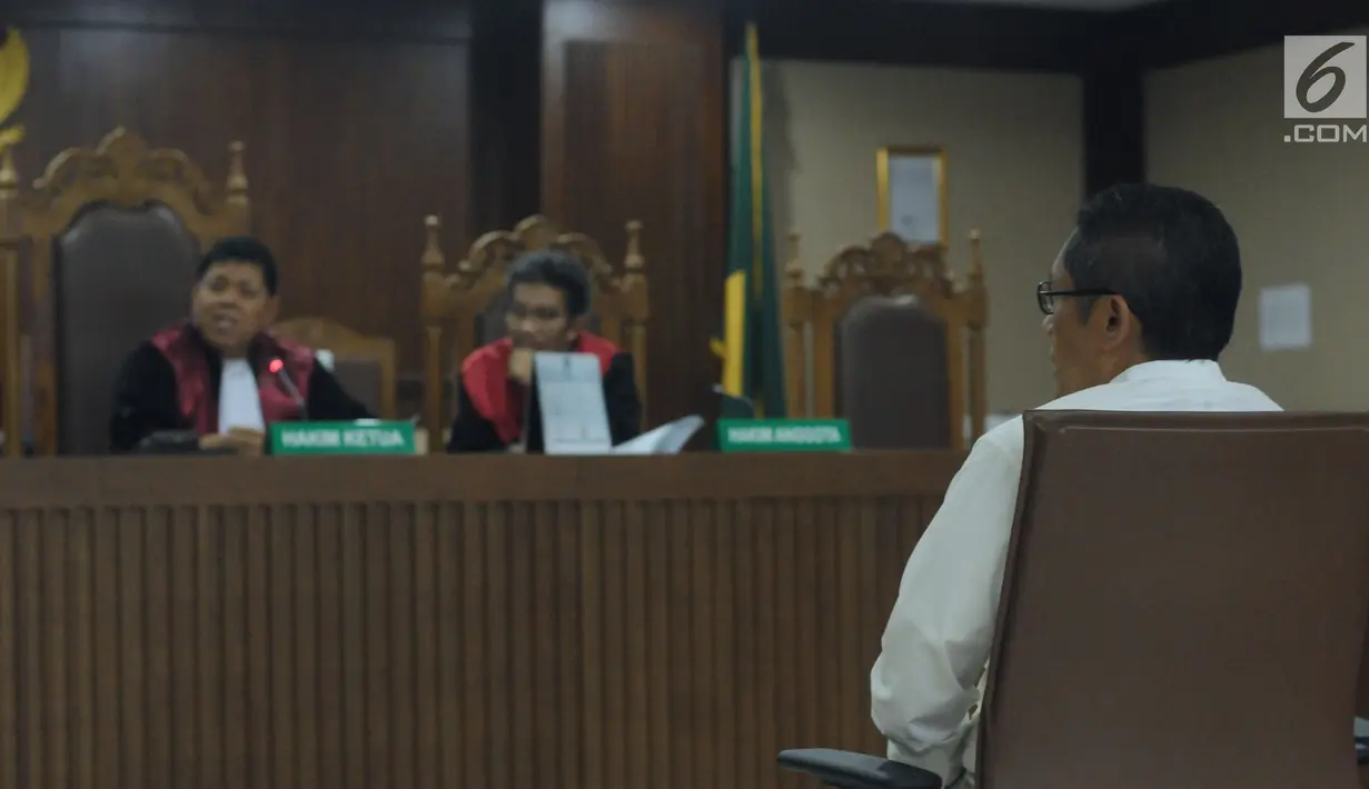 Mantan politisi Partai Demokrat, Anas Urbaningrum saat mengikuti sidang perdana pengajuan Peninjauan Kembali (PK) kasus korupsi dan pencucian uang proyek P3SON Hambalang di Pengadilan Tipikor, Jakarta, Kamis (24/5). (Liputan6.com/Helmi Fithriansyah)