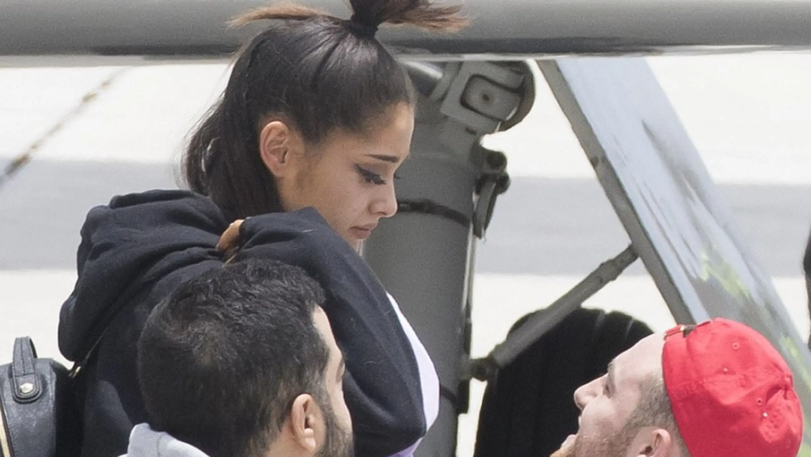 Ariana Grande terlihat sangat lelah ketika mendarat di Florida, Amerika Serikat (Dailymail)