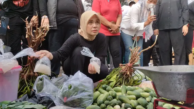 Istri Ganjar Pranowo, Siti Atikoh blusukan ke Pasar Rau di Jalan Kyai H Abdul Latif, Kota Serang, Banten, Senin (11/12/2023).