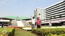Ketua DPR RI Ade Komarudin (topi) meninjau taman yang berada di Gedung Nusantara, komplek Parlemen, Jakarta, Jumat (12/8). Peninjauan guna melihat kesiapan gedung DPR sebelum pidato kenegaraan pada 16 Agustus 2016. (Liputan6.com/Angga Yuniar)