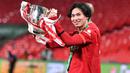 Sayap kiri Jepang, Takumi Minamino yang kini tengah menjalani musim kedua bersama klub Ligue 1, AS Monaco menjadi pemain Asia keempat yang pernah menjuarai Piala Liga Inggris. Ia meraihnya bersama Liverpool yang dibelanya selama 2,5 musim mulai tengah musim 2019/2020 hingga akhir musim 2021/2022. Trofi Piala Liga Inggris diraihnya pada musim 2021/2022 setelah di laga final mengalahkan Chelsea melalui adu penalti 11-10 (0-0). (AFP/Justin Tallis)