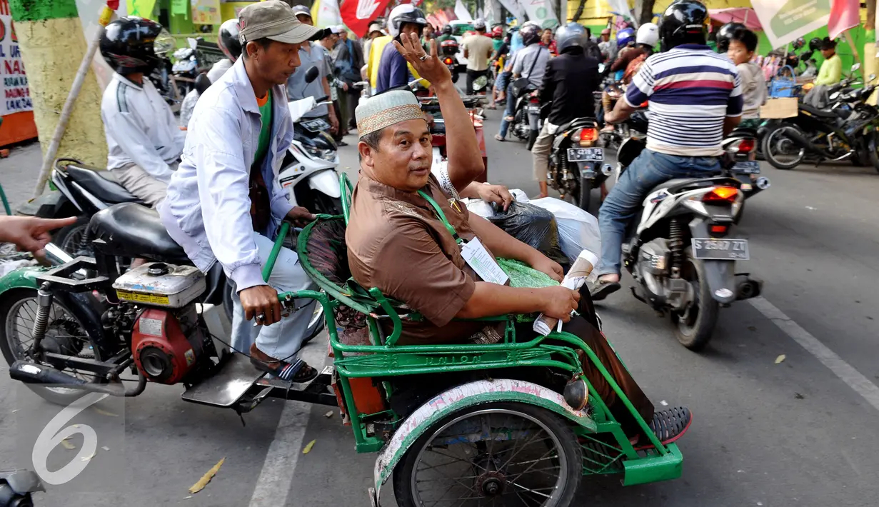 Peserta Muktamar NU menaiki Bentor (Becak Motor) dikawasan Alun - Alun Kota, Jombang, Jawa Timur, Rabu (5/8/2015). Becak motor menjadi Kendaraan pilihan para peserta Muktamar NU untuk keliling Kota Jombang. (Liputan6.com/JohanTallo)