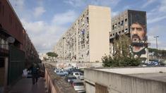 Sebuah karya seni mural bergambar wajah legenda Napoli, Diego Maradona, menghiasi sebuah tembok apartemen di kawasan Bronx dekat markas Napoli, Selasa (28/2/2017). (AFP/Renato Esposito)