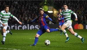 Lionel Messi saat mencetak gol pertama Barcelona ke gawang Celtic pada laga kelima Grup C Liga Champions di Celtic Park, Rabu (23/11/2016). (AFP/Paul Ellis)