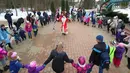 Warga bersenang-senang dalam sebuah pertunjukan untuk menyambut Tahun Baru mendatang di sebuah taman di Minsk, Belarus, pada 27 Desember 2020. (Xinhua/Henadz Zhinkov)