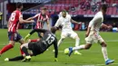 Pemain Real Madrid Karim Benzema mencetak gol ke gawang Atletico Madrid pada pertandingan Liga Spanyol di Stadion Wanda Metropolitano, Madrid, Spanyol, Minggu (7/3/2021). Pertandingan berakhir dengan skor 1-1. (AP Photo/Manu Fernandez)