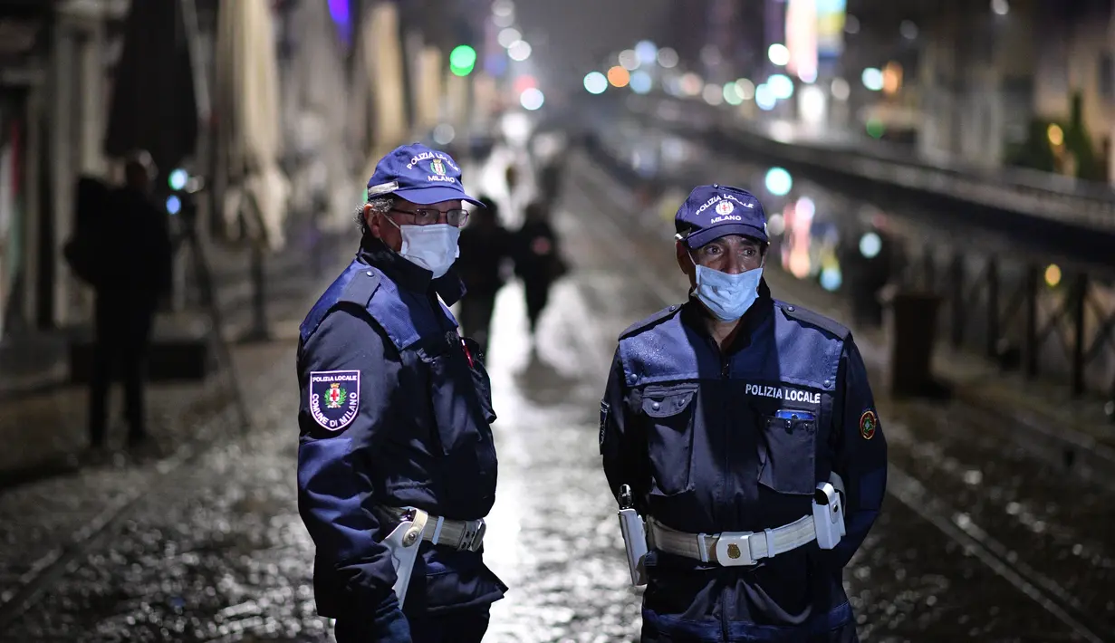 Polisi berpatroli di sebuah jalan di tengah lonjakan infeksi coronavirus baru di Milan, Italia (22/10/2020). Pada Kamis (22/10) lonjakan infeksi COVID-19 mencapai 13.860, kata para pejabat. (Xinhua/Daniele Mascolo)