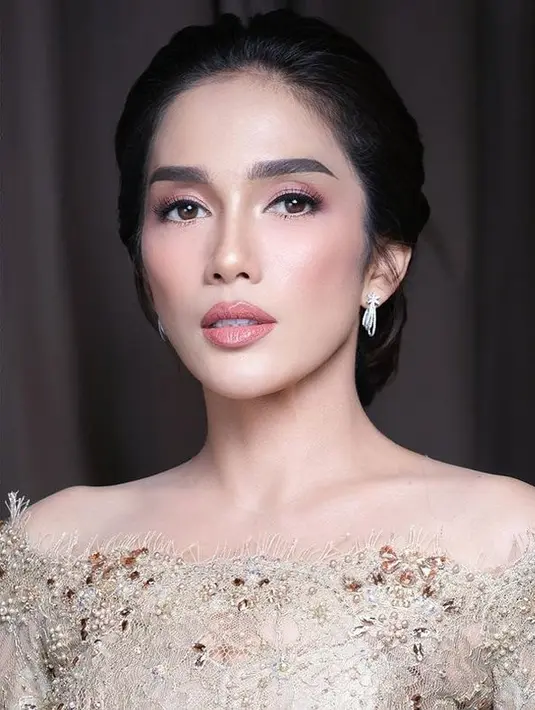<p>Untuk makeup, Ussy memilih warna yang soft bernuansa pink. Sedangkan gaya rambut, ia memilih model sanggul yang modern dan simple. [Foto: instagram.com/ussypratama]</p>