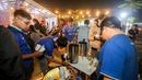 <p>Fans Chelsea yang tergabung ke dalam CISC (Chelsea Indonesia Supporters Club) mengambil konsumsi untuk sahur saat Roaring Night Liga Inggris antara Chelsea melawan Manchester United yang berlangsung di Clay Coffee, Jatinegara, Jakarta Timur, Jumat (05/04/2024) dini hari WIB. (Bola.com/Bagaskara Lazuardi)</p>