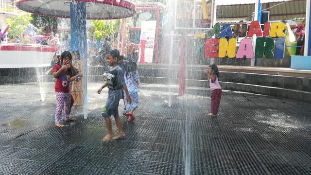 Menikmati Wajah Baru Taman Air Menari Taman Pintar