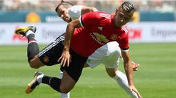 Gelandang Manchester United, Andreas Pereira, dijatuhkan gelandang Real Madrid, Gareth Bale, pada laga ICC 2017 di Stadion Levi's, California, Minggu (23/7/2017). MU menang atas Madrid 2-1 melalui adu penalti. (AFP/Ezra Shaw) 