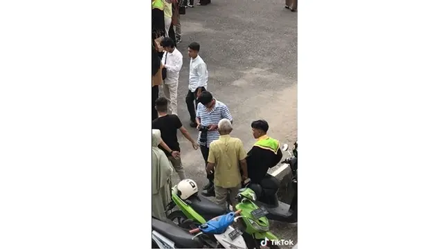 Momen Haru Ayah Ajak Anak Selfie Pakai HP Jadul Usai Wisuda Ini Bikin Salut