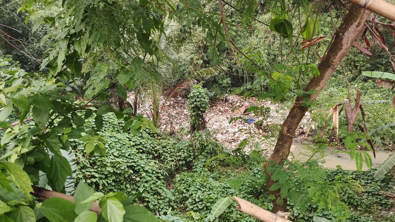 Warga temukan jasad bayi di aliran Kali Baru, Kelurahan Pabuaran, Kecamatan Bojonggede, Kabupaten Bogor.