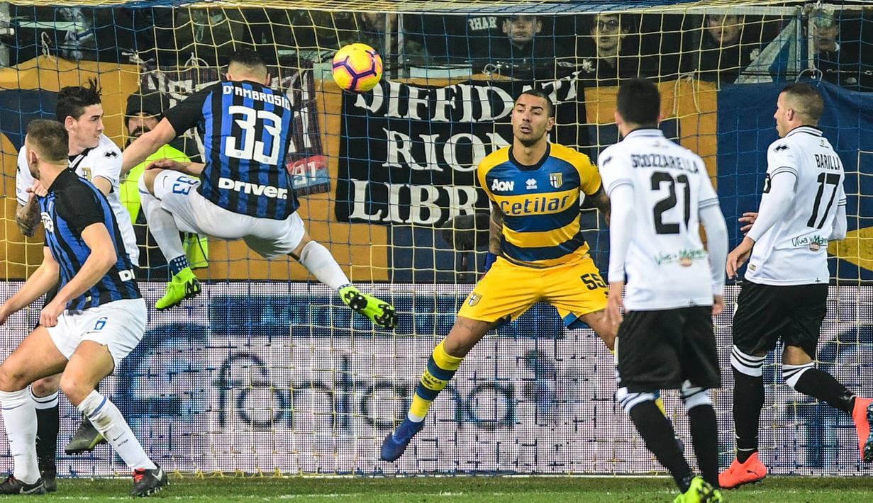 Bek Inter Milan, Danilo D'Ambrosio, melepaskan tandukan kepala ke gawang Parma pada laga Serie A di Stadion Ennio-Tardini, Sabtu (9/2). Inter Milan menang 1-0 atas Parma. (AFP/Miguel Medina)