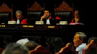 Saksi Ahli Hasyim Sangaji (kanan) memberikan keterangannya kepada tim pemohon dalam sidang gugatan Pilpres di gedung Mahkamah Konstitusi, Jakarta, (13/8/2014). (Liputan6.com/Andrian M Tunay)