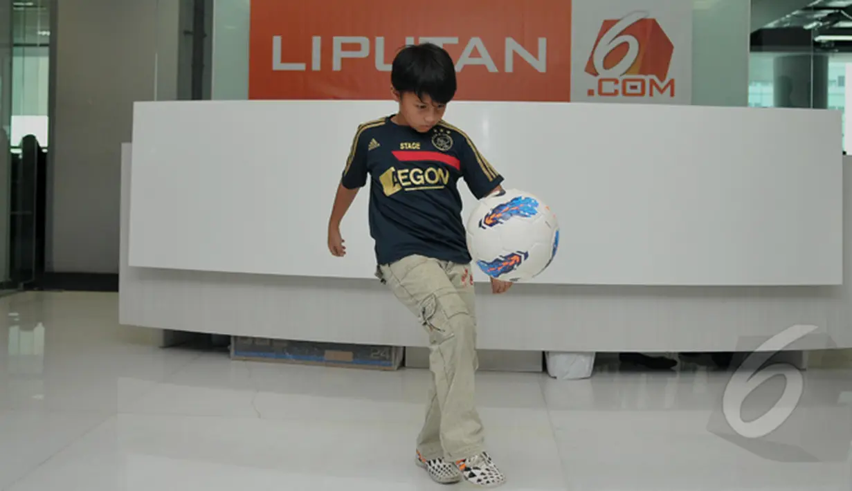 Nama Tristan Alif pun menjadi populer di Tanah Air. Bahkan bocah yang baru berusia 10 tahun itu pun disebut sebagai Messi Indonesia. Foto diambil pada Jumat (6/2/2015). (Liputan6.com/Johan Tallo)