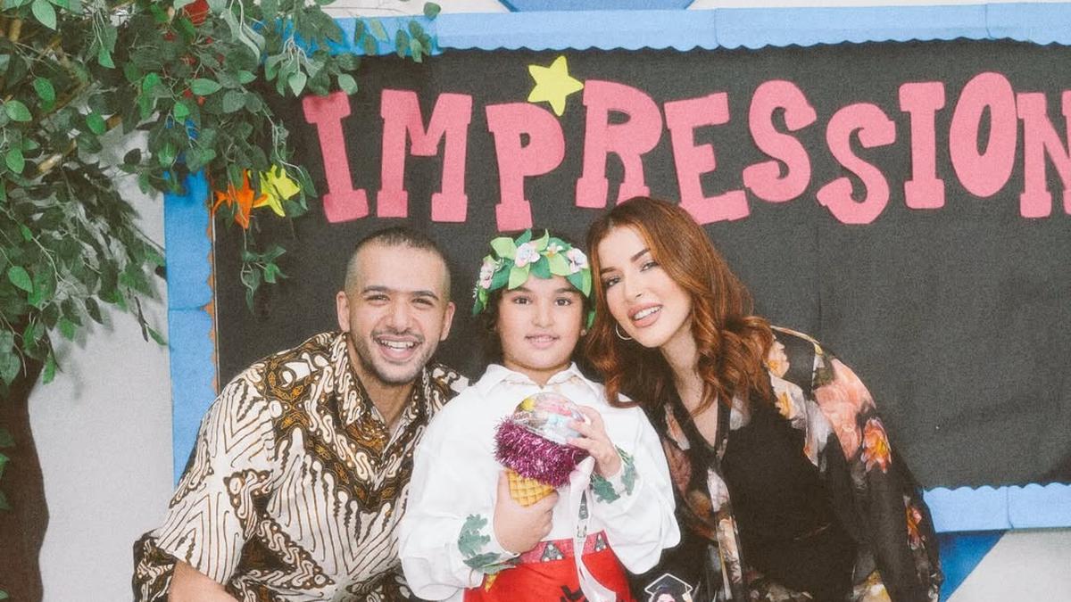 Kompak dengan Mantan Suami, Tasya Farasya Tenteng Tas Hermes Rp500 Jutaan Saat Kelulusan Putri Pertama