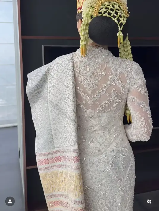 Detai songket dan kebaya bagian belakang yang terlihat begitu indah. Dengan kerumitan pengerjaan yang terlihat dalam detail foto ini. [Foto: @veraanggraini_kebaya]