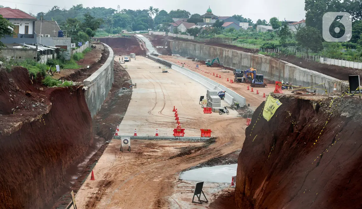 Pemandangan proyek pembangunan Jalan Tol Lingkar Luar Jakarta (JORR) II ruas Cinere-Serpong di kawasan Pondok Cabe, Tangerang Selatan, Banten, Jumat (13/12/2019). Pembangunan kontruksi ruas tol sepanjang 10,14 kilometer tersebut saat ini sudah 73 persen. (Liputan6.com/Faizal Fanani)