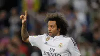 Marcelo absen membela Real Madrid akibat cedera pada laga melawan Atletico Madrid di Stadion Santiago Bernabeu, Sabtu (27/2/2016) dini hari WIB. (Reuters/Juan Medina)