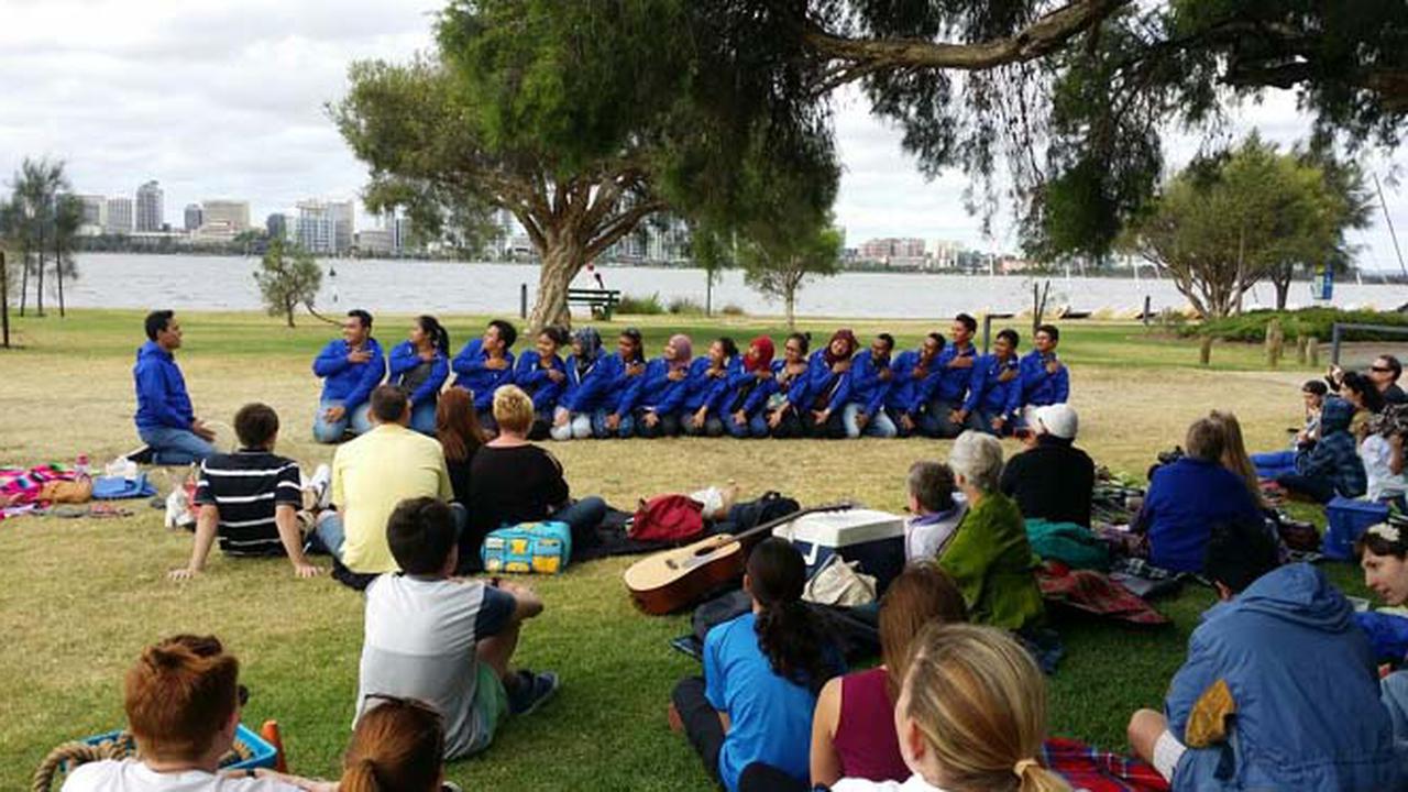 Akhir Pekan di "Picnic and Games Afternoon for AIYEP"