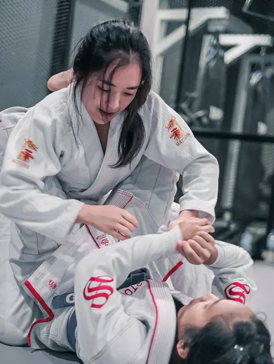Michelle Wanda terlihat sangat serius saat melakukan olahraga bela diri jiujitsu. Momen saat Michelle Wanda bela diri jiujitsu ini diabadikan dan menuai banyak atensi dari publik. Netizen menyebut Michelle kian cantik saat fokus bela diri. (Liputan6.com/IG/@michellewanda)