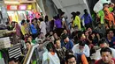 Tampak beberapa pengunjung wanita berlalu-lalang disekitar para jamaah melaksanakan salat Jumat di selasar Blok A Pasar Tanah Abang, Jakarta, Jumat (18/7/14). (Liputan6.com/Faizal Fanani)